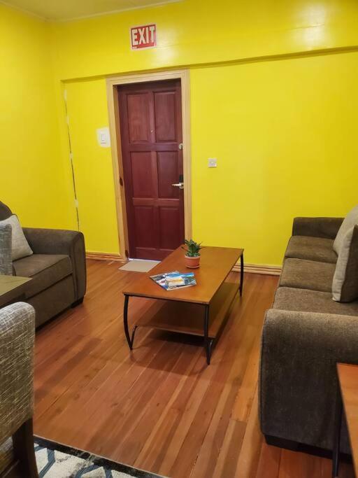 Upstairs 2 Bedroom Avalon Regia Apartment Τζώρτζταουν Εξωτερικό φωτογραφία